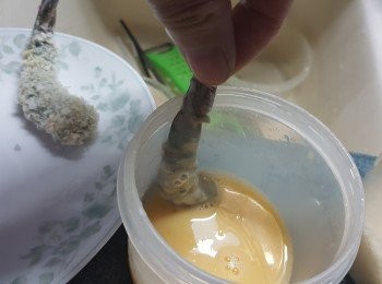 step4: 再沾滿蛋漿(將1隻雞蛋打散,用細杯裝起)