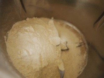 step1: 先把麵粉.酵母放進攪拌盆中混合,接著就靜置30分鐘不動