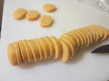 step7: 冻好的饼干胚取出，刀切成每片0.7cm的厚度