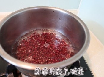 step1: 將紅豆洗淨，加水於鍋中，煮至滾後，關火。