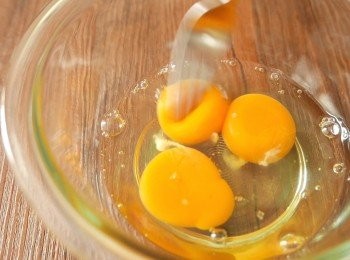 step1: 把全蛋和蛋黃混合，輕輕打勻。