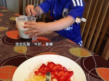 step2: 牛奶，乳酪，蜂蜜拌勻 （如果不夠甜，可自行增加蜂蜜的份量）
士多啤梨及菠蘿切小粒