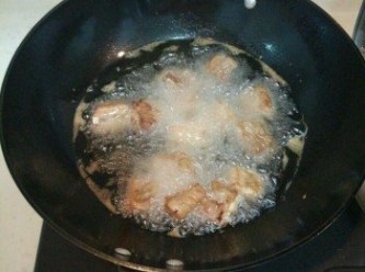 step4: 鍋中放油燒熱,將排骨放入油鍋炸至金黃、撈出備用。