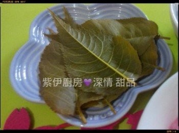 step1: ～ 鹽漬櫻葉用水冲洗乾淨 , 再用凍開水浸30mins-1hr 去咸味
～櫻葉輕吸乾水份, 備用