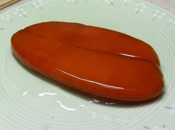 step2: 將烏魚子泡金門高粱10分鐘，再將烏魚子的表皮撕除，然後入烤箱180度烤10分鐘(烤箱要先預熱10分鐘)，取半片使用