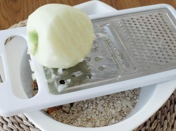 step1: 將蘋果去皮，刨成絲