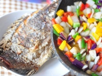 step5: 將炒香的五彩鮮蔬丁淋至魚身