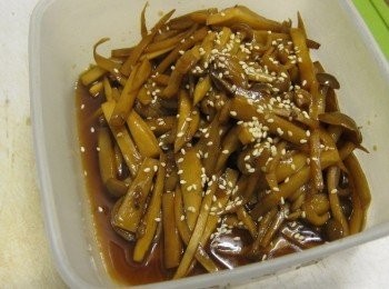 step5: 把<span class="group_2">醬汁</span>加在一起煮開，過濾厚，在加進菇類燉煮１０分鐘入味，拌上芝麻