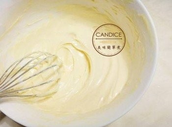 step8: <span class="group_2">可可麵團</span>❷ 軟化奶油，分次加入糖粉打發。加入蛋液拌勻。