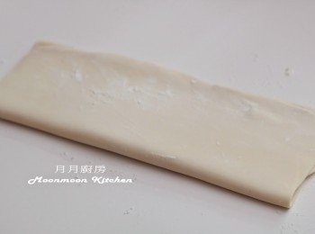 step16: 在麵皮上平均灑上麵粉，再摺三摺重疊。