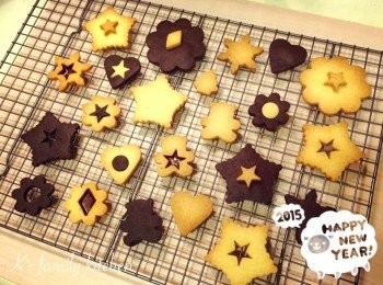 step8: 剩下的零碎麵團用手壓捏成團、擀平、再壓模，直到用完。送入烤箱烘烤約12~15分鐘，餅乾周圍略上色即可取出，置於鐵網上放涼。