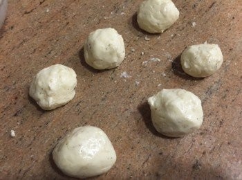 step3: 3)手掃油再搓麵團成圓形