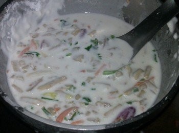 step2: 再將糯米粉與玉米粉加2杯水(米量杯)調勻，再把炒好的料放入並加一些胡椒粉及鹽巴調勻攪拌