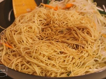 step9: 蝦子麵回鍋, 倒入己混合好之<span class="group_2">調味料</span>, 用筷子拌炒至麵條上色