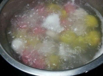 step19: 煮一鍋滾水,將已經包好餡的湯圓放入,煮到湯圓浮起即代表湯圓已熟