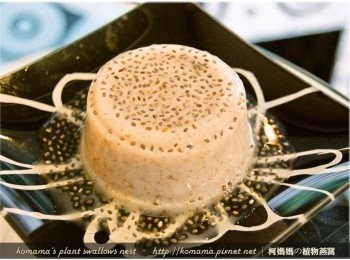 step4: 浸泡後的奇亞籽加點蜂蜜後，倒在黑木耳鮮奶凍上即可。