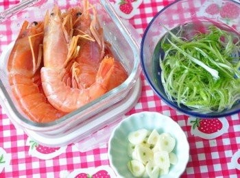 step1: 備料:大紅蝦、蔥絲泡水、蒜片