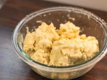 step5: 續湯匙加入水份，每次加入水份後用手略搓至剛剛濕潤足以成團，摸上手不會黏手的狀態。