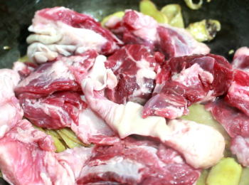 step7: 以中小火, 加入黑芝麻油4湯匙, 把薑炒香。之後再加入羊肉炒香。最好多炒一會。
