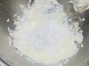 step4: 將軟化的奶油乳酪打發後和砂糖仔細拌勻,,（盆子下面再加個裝著熱水的盆子,讓乳酪保持著溫熱的狀態）