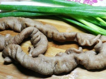 step6: 蔥兩枝對切，將大腸剪約蔥的長度