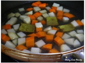 step3: 將紅蘿蔔及馬玲薯塊及咖哩塊，以熱水煮至軟透後轉中小火