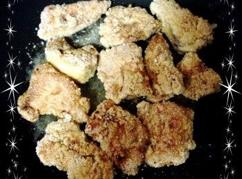 step8: 把油倒入鍋中開中火加熱,等油熱後把雞丁放下去炸,油其實可以不用放很多,差不多蓋住雞丁就好了,然後可以半煎半炸.炸的時候火侯不要太大才不會炸到焦掉. 雞丁油炸至表面呈現金黃色澤即可撈起.