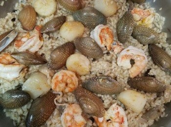 step6: 飯已8成軟身，舖上海鮮，焗10-15分鐘 （花甲會出水，時間控制亦視乎花甲大小）