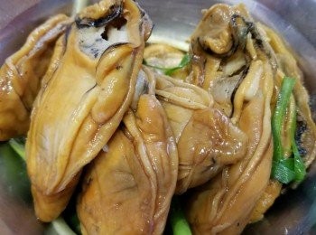 step2: 用《<span class="group_2">醃料</span>》撈勻金蠔，醃5分鐘。