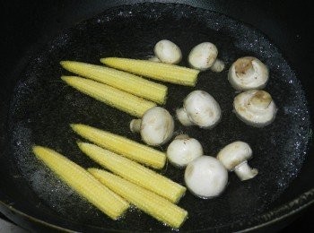 step5: 另起一鍋水，將蘑菇與玉米筍煮熟