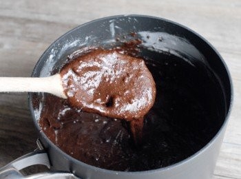step2: 然後下雞蛋拌勻，再篩入麵粉和泡打粉拌勻