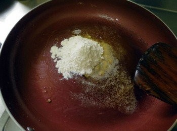 step3: 熱鍋放入奶油(小火)，待奶油融化後慢慢加入麵粉炒至糊狀。加入牛奶小火拌至麵糊融化，最後再加入玉米、雞肉與<span class="group_1">調味料</span>、高湯、淋入的蛋液慢慢熬煮至濃稠。(若覺得太濃稠 可以加點水來稀釋)