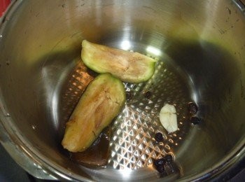 step2: 取快鍋,倒入所有調味料,蒜碎及辣椒煮滾,出香氣續放入步驟1拌勻.