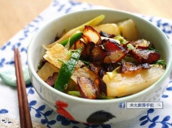 step8: 用1茶匙玉米粉、半茶匙老抽和1湯匙水打薄芡至汁滾，完成。