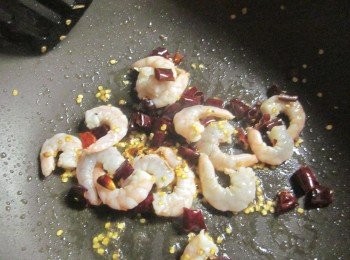 step4: 原鍋放乾辣椒爆至香味出來後加入蝦仁及嗆入米酒炒到半熟熄火