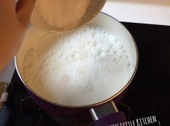 step2: 開細火加熱牛奶，並加入糖拌勻至溶化，便可以熄火