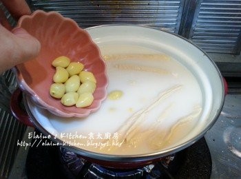 step5: 雞蛋豆腐冷藏期間 , 煲內加入餘下無糖豆漿 , 白果及腐竹拌勻用中火煮滾