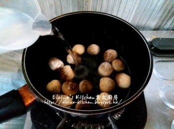 step1: 草菇放入煲內 , 加入酒及水用中火煮滾 , 轉用慢火煮3分鐘將草菇出水