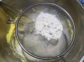 step2: 步驟二：
將低筋、泡打粉、鹽過篩加入，用刮刀拌勻，再加入茶葉拌勻。