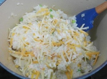 step8: 撒上些許起士條和起士粉拌炒!! 融化後關火加入剩下的奶油拌一拌即完成^^