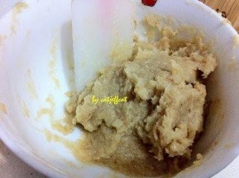 step2: 再加入鹽及胡椒粉再加入麵包糠二湯匙攪勻.

完成後取出用手同一方向攪幾下 (乾濕度感覺有鯪魚肉), 再撻幾下放入雪櫃雪半小時.