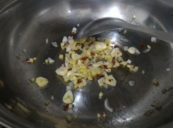 step2: 炒香薑、蒜片、乾指天椒及紅葱頭。
