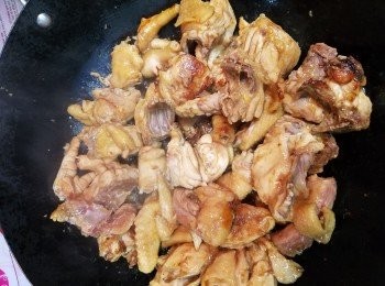 step4: 先將雞落鑊，將雞件两面煎至微金黃色。