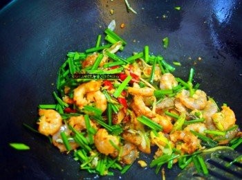 step7: 7.入韭菜拌炒一下，淡味醬油適量，白胡椒適量。關火。