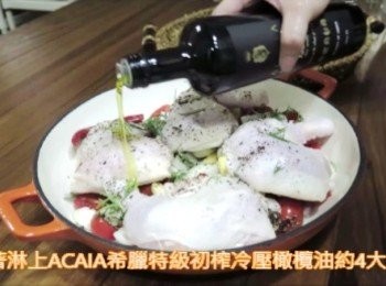 step3: 準備一寬口徑適合烤箱使用的鍋子或烤盤， 將小番茄ˊ玉米筍ˊ洋蔥ˊ帶模蒜粒平均鋪於鍋底， 然後再擺上雞腿排，迷迭香草逆著莖部方向剝下平均撒於<span class="group_1">食材</span>上， 海鹽ˊ黑胡椒粒ˊ一樣均勻撒上， 接著淋上acaia希臘特級初榨冷壓橄欖油約4大匙， 稍為按摩幫助滲透吸收