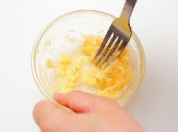 step2: (預先準備)香蕉以叉子壓成泥後，與牛奶混合。