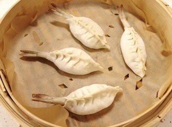 step9: 把包好的餃子放到蒸籠上以大火蒸煮5分鐘即成。