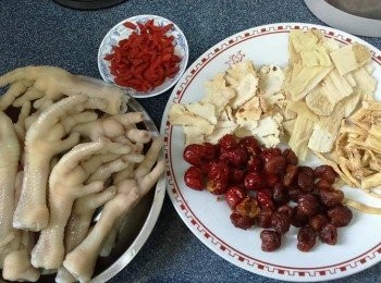 step2: <a href="https://bit.ly/3kLFTWO" target="_blank" data-keyword="雞腳" class="guide-link"><strong>雞腳</strong></a> <span style="display:inline-block;vertical-align:middle;margin-top:-3px;color:initial;border-radius:3px;padding:2px 3px;font-size:12px;line-height:14px;background:#87d300;color:#fff;">即買</span> 出水后，浸入凍水中，剪去腳甲再洗淨；
紅棗去核，洗淨；
當歸，枸杞和龍眼肉分別洗淨；
北芪和黨參分別剪短，洗淨