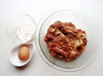 step4: 將醃至入味的肉片加入雞蛋及酥炸粉,稍加混合均勻。靜置15分鐘。