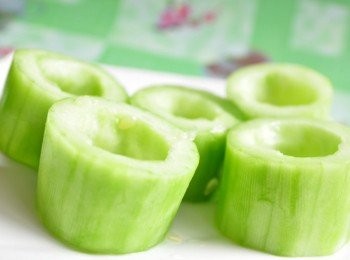 step2: 將大黃瓜外皮刨除，刮除內籽，切成對等約5段